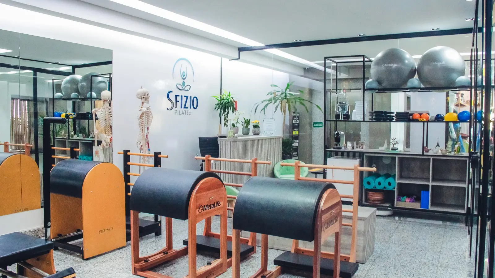 Área de equipamentos do Sfizio Pilates com Reformers e aparelhos modernos para prática de Pilates em São Paulo