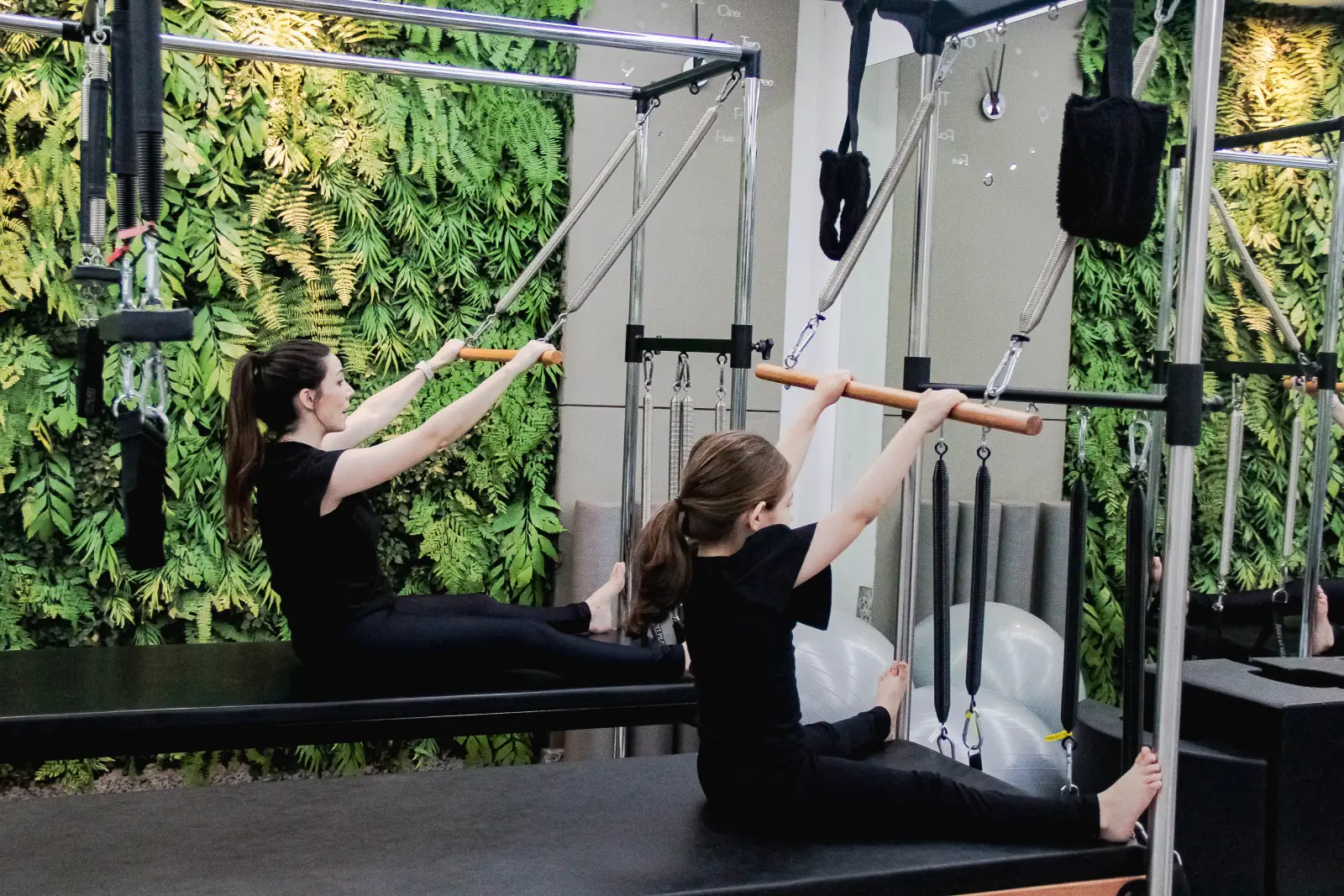 Aula de Pilates no Sfizio com acompanhamento profissional de fisioterapeuta especializada